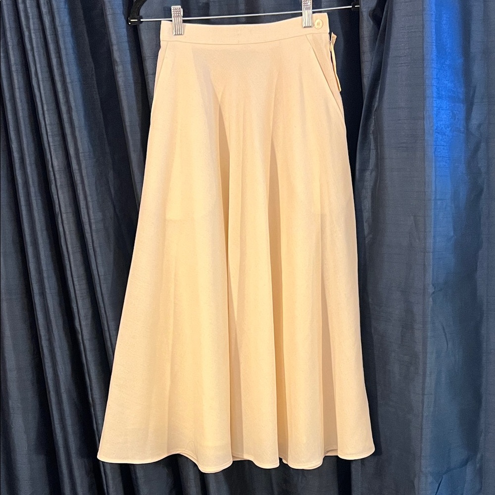 Elegant Cream Women's Dead stock vintage size 4 skirt with pockets.